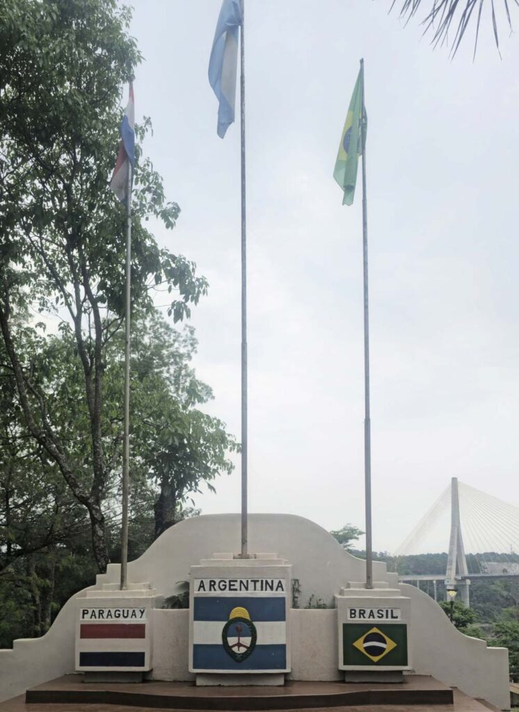 Monumento Hito de las Tres Fronteras: Argentina, Paraguay y Brasil