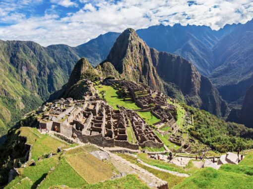 Vista panorámica de la montaña Huayna Picchu y las ruinas de Machu Picchu en Perú.