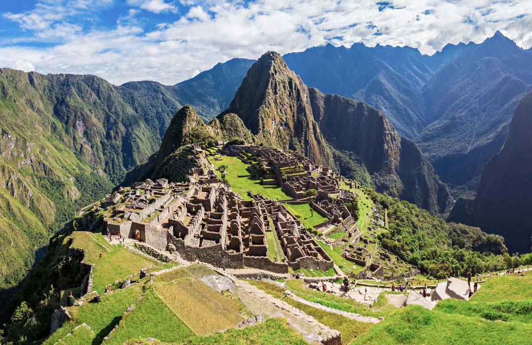 Vista panorámica de la montaña Huayna Picchu y las ruinas de Machu Picchu en Perú.