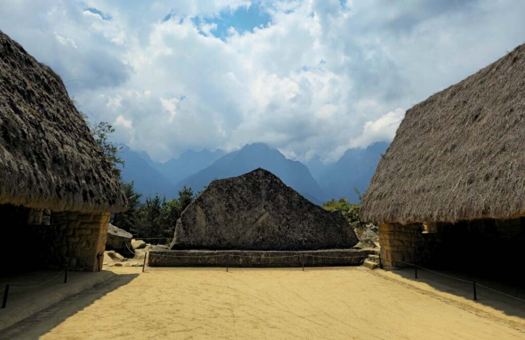 Roca Sagrada y kallancas en el sitio arqueológico de Machu Picchu