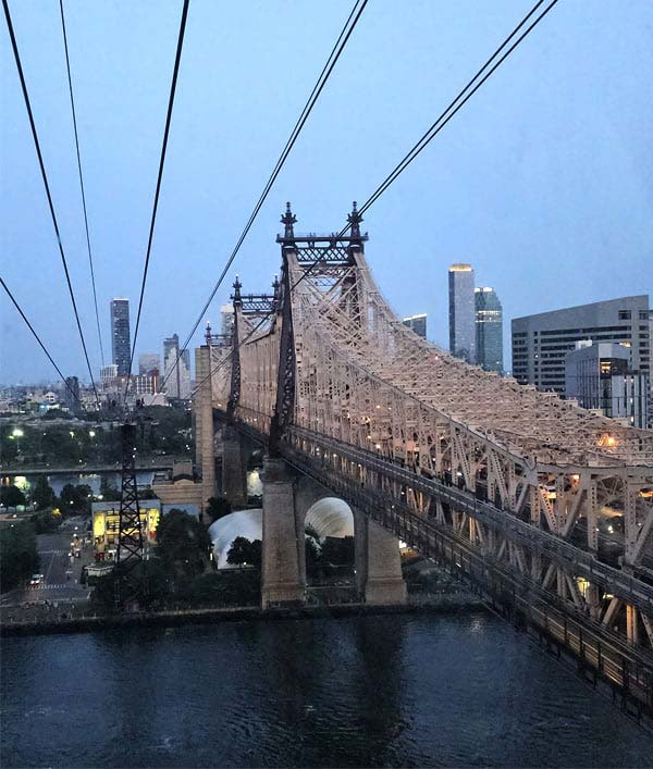 Teleférico de Roosevelt Island cruzando el río hacia Manhattan